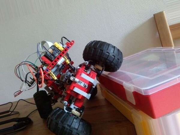 Raspberry Pi controlled Lego Technic Rover
