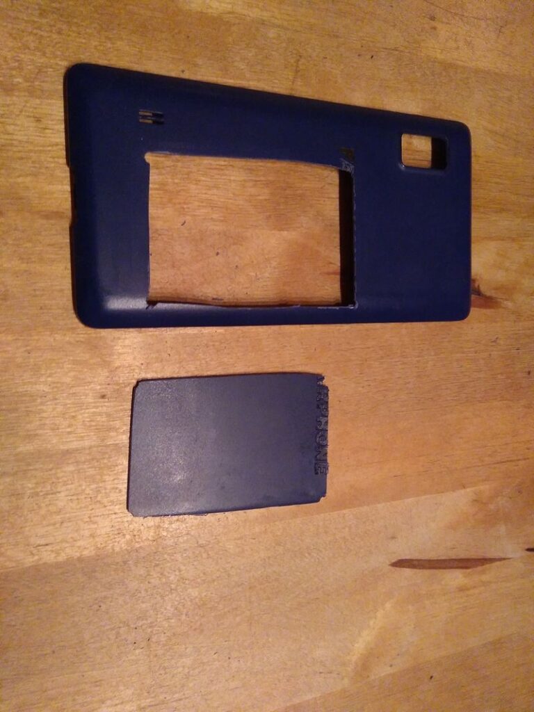 Die fertig ausgesägte blaue Rückseite des Fairphones